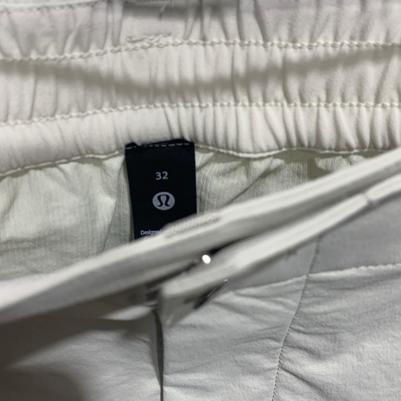 Lululemon Men’s Classic-Fit Hiking Cargo Short 9" Color Bone White Size 32 NWT - Picture 4 of 7